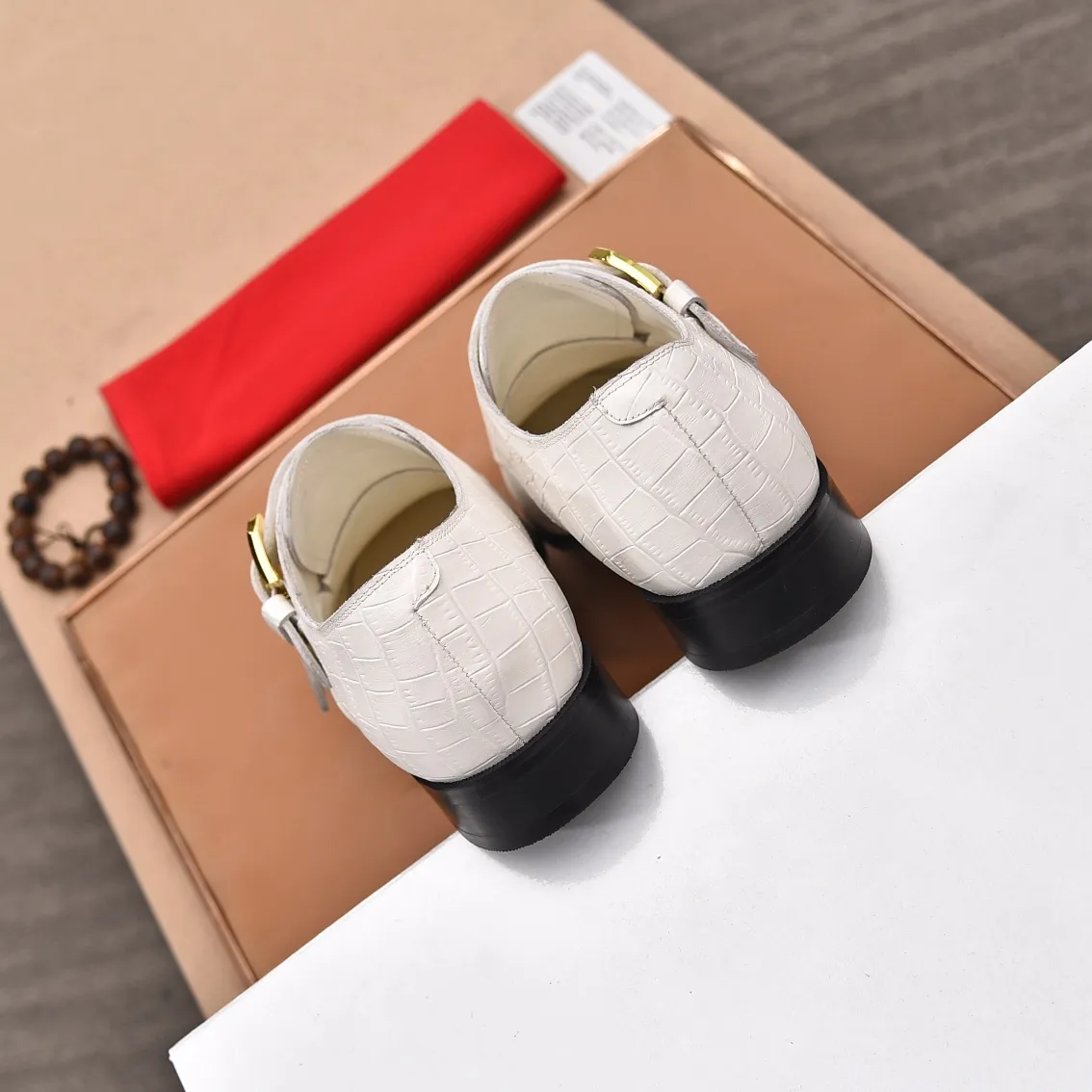 Men's shoes 💰560 (high-end, all cowhide) GUCCI high-end formal leather shoes, original imported fabrics from Italy, cowhide lining, original hardware. I believe you will be struck by it from the first moment you see it. The avant-garde atmosphere can no longer fully interpret its elegance. AAA grade rubber outsole, super comfortable. Original counter last, ensuring its original version and quality. The simple upper ensures its comfort and breathability. A pair of truly good shoes has its own unique soul, famous quality, regular size 38-44 (45 46 customized)